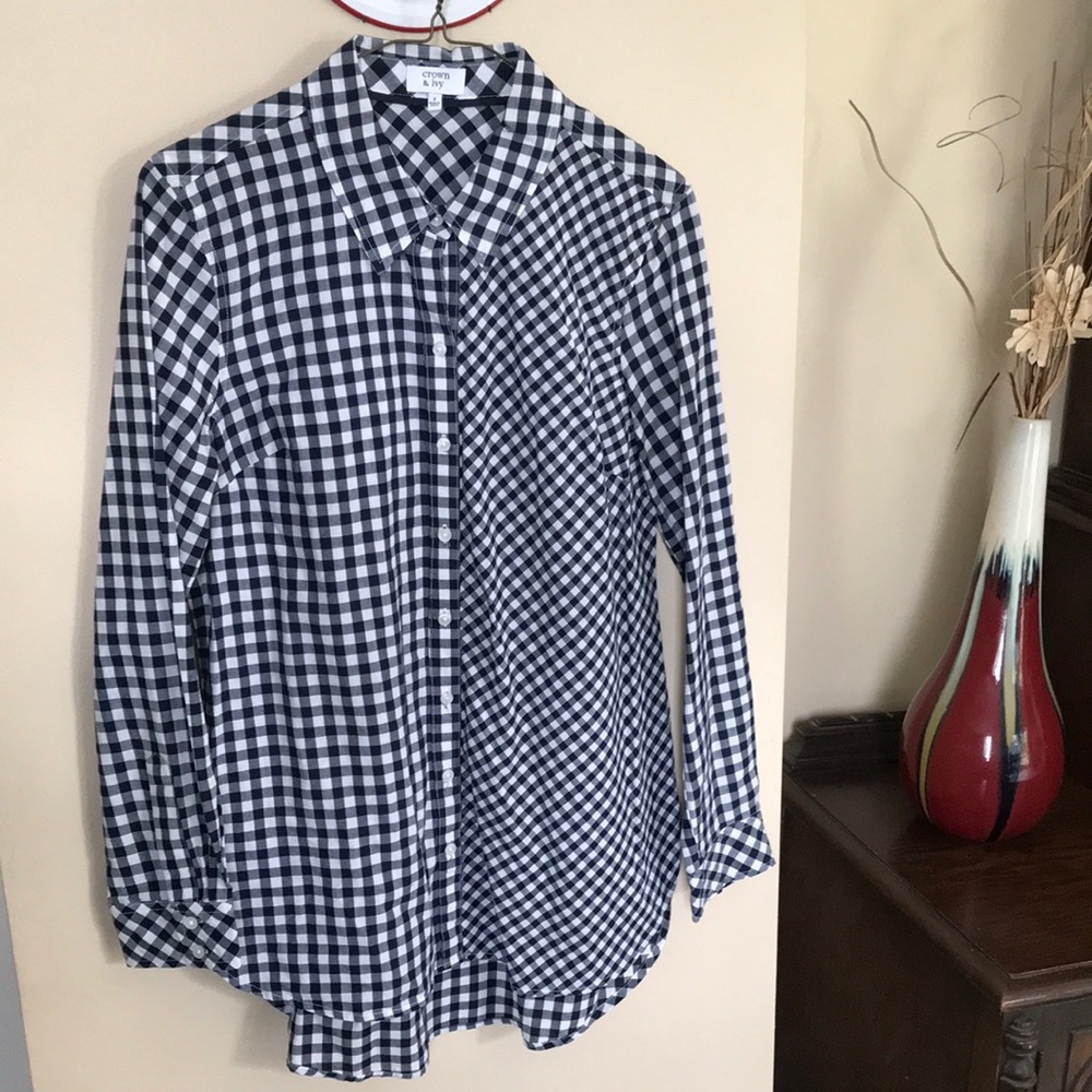 Crown & Ivy women’s blue and white plaid button down long sleeve shirt small